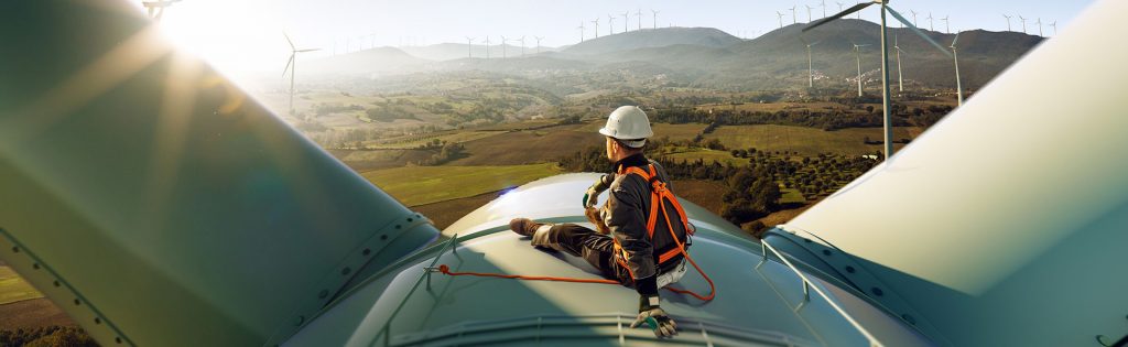 Technicien assis sur une éolienne